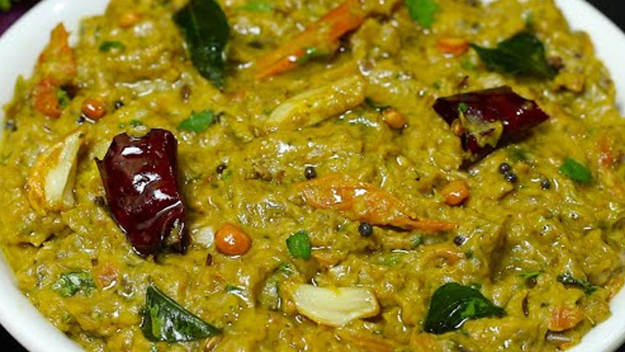 ఇక ఇప్పుడు స్టవ్ వెలిగించి ఒక పాన్ పెట్టి, కొద్దిగా నూనె వేసి, వంకాయలు టమాటాలు, పచ్చి మిర్చిని వేసి బాగా పాన్ లో బాగా మగ్గించుకోవాలి. ఆ తర్వాత వీటిని తీసుకుని రోటిలో వేసుకుని బాగా దంచుకోవాలి.
