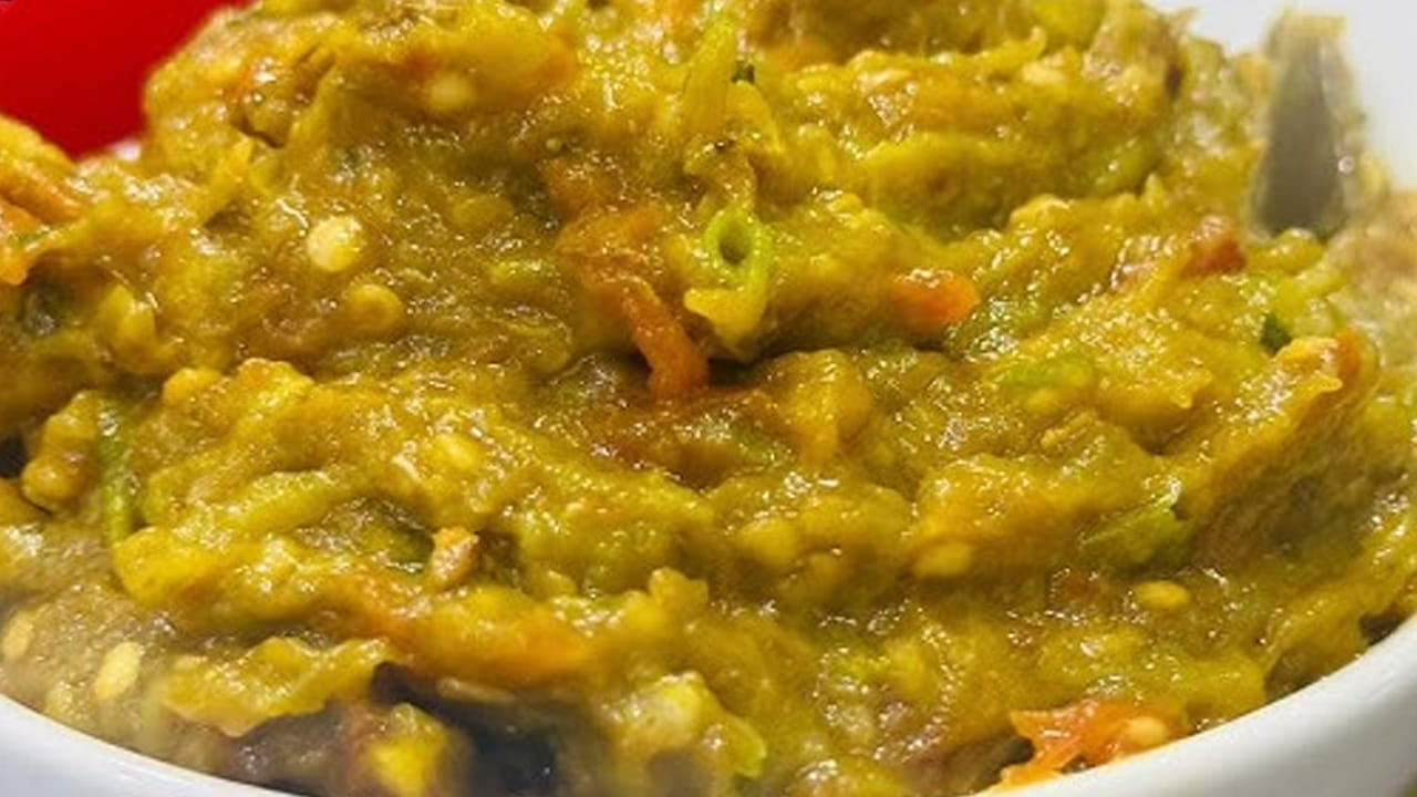 
ఇప్పుడు రోటిలో బాగా దంచుకునేటప్పుడు కొద్దిగా ఉప్పు, చింతపండు, వెల్లుల్లి రెబ్బలు వేస్తే బాగా  రుచిగా ఉంటుంది. ఈ మిశ్రమాన్ని  మిక్సీలో పట్టుకునే కన్నా రోటిలో నూరితే బాగా రుచిగా ఉంటుంది.  అంతే,  వేడి వేడి వంకాయ, పచ్చిమిర్చి రోటి పచ్చడి రెడీ 
