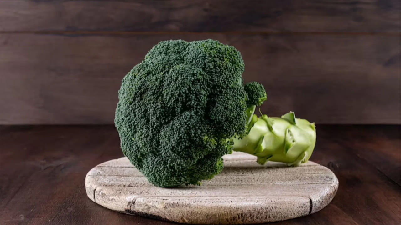 100 గ్రాముల బ్రోకలీలో కేవలం 34 కేలరీలు మాత్రమే ఉంటాయి. ఇది ప్రోటీన్, ఫైబర్, విటమిన్ సి లకు అద్భుతమైన మూలం. ఇవి కొవ్వును కరిగించడంలో సహాయపడతాయి. పోషక విలువలను కాపాడుకుంటూ బరువు తగ్గాలనుకుంటే బ్రకోలీని 5-6 నిమిషాలు ఆవిరి మీద ఉడికించండి. ఆ తర్వాత దీనిపై కొద్దిగా నిమ్మరసం, మిరియాల పొడి చల్లుకుని తింటే చాలా రుచిగా ఉంటుంది.