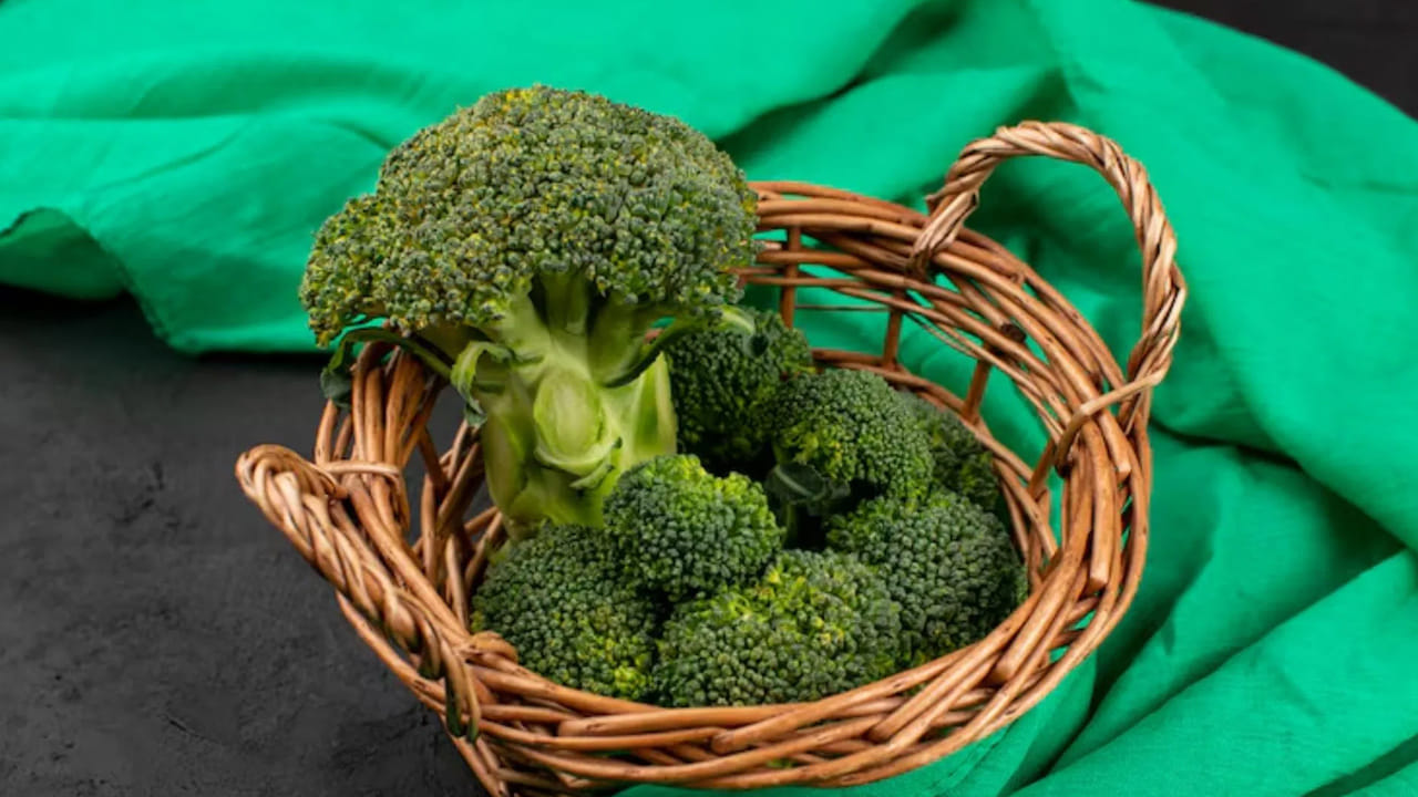 వాపులను తగ్గిస్తుంది: శరీరంలో దీర్ఘకాలికంగా ఉండే వాపులు భవిష్యత్తులో క్యాన్సర్‌కు దారితీసే అవకాశం ఉంది. బ్రోకలీని క్రమం తప్పకుండా ఆహారంలో చేర్చుకోవడం వల్ల ఇటువంటి వాపులు తగ్గి, శరీరం లోపలి నుండి ఆరోగ్యంగా మారుతుంది. ముఖ్యంగా రొమ్ము, ప్రోస్టేట్, పెద్దప్రేగు క్యాన్సర్ల ప్రమాదాన్ని తగ్గించడంలో ఇది ఎంతో సహాయపడుతుందని పరిశోధనలు వెల్లడిస్తున్నాయి.
