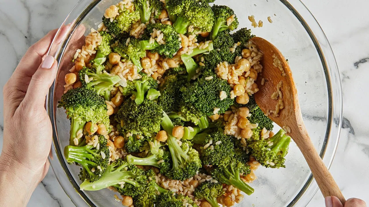 వండేటప్పుడు ఈ తప్పులు చేయొద్దు: చాలామంది బ్రోకలీని నీటిలో వేసి మెత్తగా అయ్యే వరకు ఉడికిస్తారు. కానీ ఇలా చేయడం వల్ల దానిలోని క్యాన్సర్-నిరోధక గుణాలు పూర్తిగా నశించిపోతాయి. బ్రోకలీని కేవలం 3 నుండి 4 నిమిషాల పాటు ఆవిరి మీద ఉడికించడం ఉత్తమం. వండటానికి 30 నిమిషాల ముందే బ్రోకలీని ముక్కలుగా కోసి ఉంచండి. ఇలా చేయడం వల్ల దానిలోని సల్ఫోరాఫేన్ ఉత్తేజితమై, శరీరానికి అందే ప్రయోజనాలు రెట్టింపు అవుతాయి.
