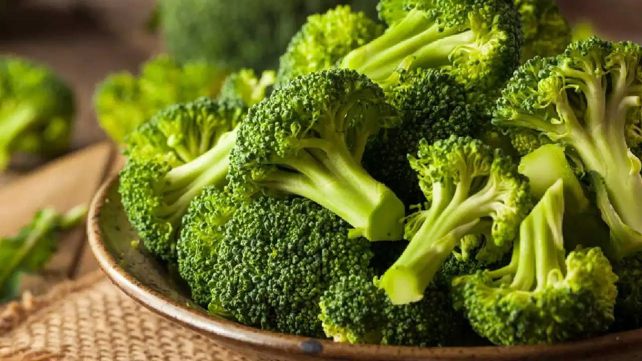 క్యాన్సర్‌తో పోరాడే సల్ఫోరాఫేన్: బ్రోకలీలో సల్ఫోరాఫేన్ అనే ప్రత్యేక సమ్మేళనం ఉంటుంది. మనం బ్రోకలీని తిన్నప్పుడు, మన శరీరంలోని ఎంజైమ్‌లు ఉత్తేజితమై ఈ సల్ఫోరాఫేన్‌ను ఉత్పత్తి చేస్తాయి. ఇది శరీరంలోని ఆరోగ్యకరమైన కణాలు దెబ్బతినకుండా రక్షించడమే కాకుండా క్యాన్సర్ కణాల పెరుగుదలను అడ్డుకోవడంలో కీలక పాత్ర పోషిస్తుంది.
