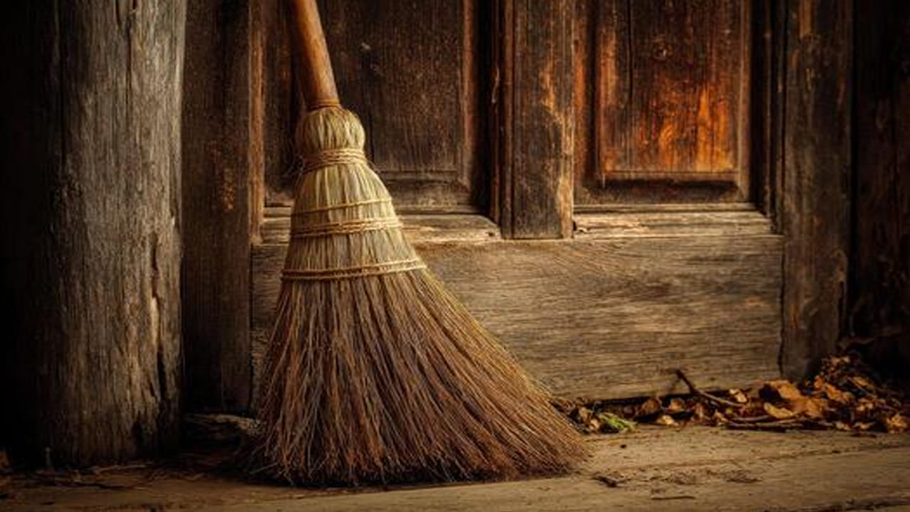 ఇంట్లో చీపురును లక్ష్మీదేవి స్వరూపంగా భావిస్తారు. కానీ దానిని ఎక్కడ ఉంచాలనే దానిపై వాస్తు శాస్త్రంలో కొన్ని నియమాలు ఉన్నాయి. చాలా మంది రాత్రిపూట లేదా సౌలభ్యం కోసం చీపురును పడకగదిలో ఉంచుతారు. కానీ ఈ చిన్న పొరపాటు మీ జీవితంలో పెద్ద సమస్యలను సృష్టిస్తుందట.