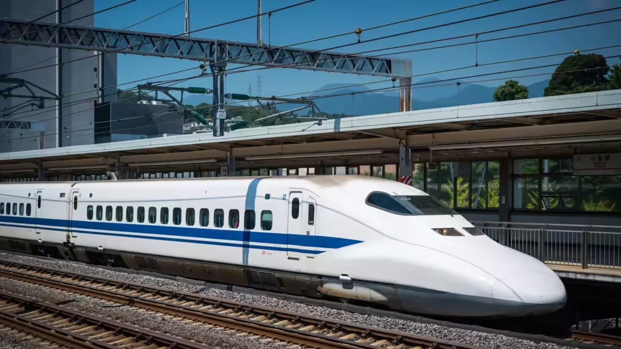 ఇక భవిష్యత్ బుల్లెట్ రైళ్ల నెట్‌వర్క్ కోసం డిజైన్లను ప్రామాణీకరించడం వల్ల కీలకమైన రోలింగ్ స్టాక్, సిగ్నలింగ్ పరికరాల వంటి నిర్మాణ సరఫరాకు అంతరాయం ఉండదని రైల్వేశాఖ భావిస్తోంది. సివిల్ పనుల కోసం ప్రీ-కాస్ట్ వ్యవస్థలను అవలంభించడం వల్ల కూడా పనులను వేగవతం చేయాలని భావిస్తోంది. ప్రభుత్వంలోని వివిధ స్థాయిల్లో అనుమతులు పొందటంలో బుల్లెట్ రైళ్ల కారిడార్‌కు ప్రాధాన్యత ఇవ్వబడుతుందని ఓ సీనియర్ అధికారి తెలిపారు.
