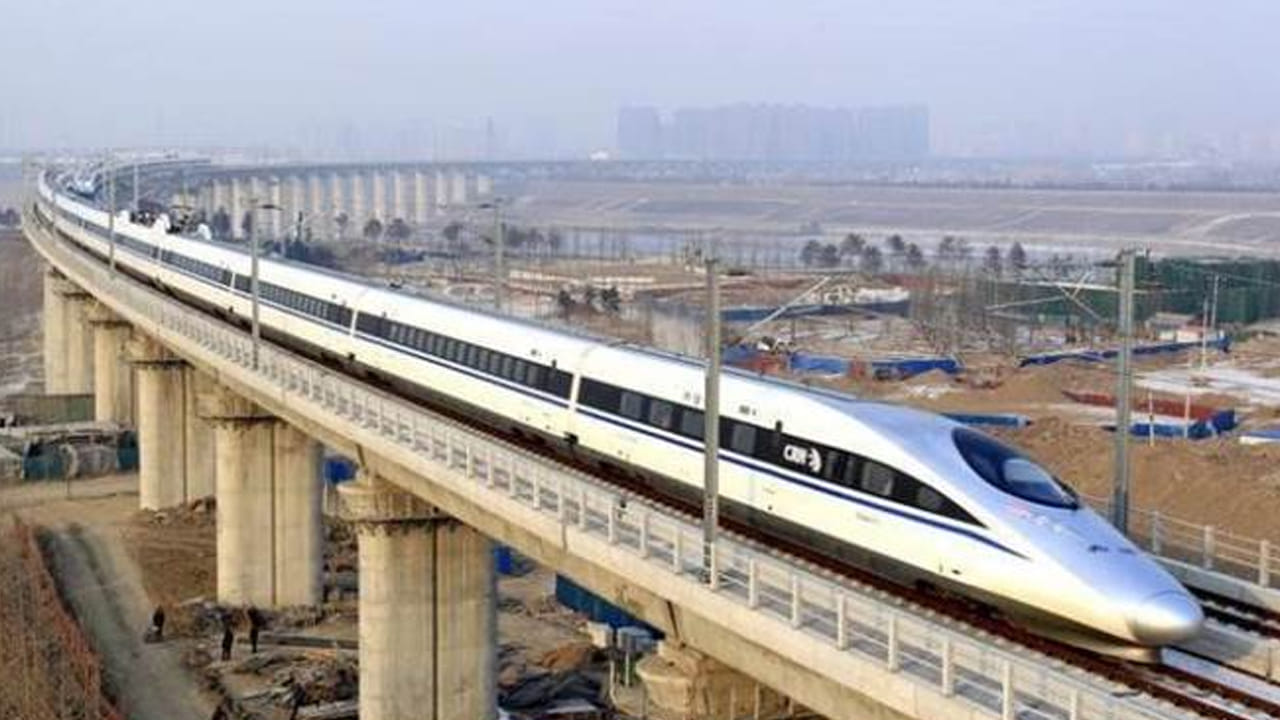 వందే భారత్ బుల్లెట్ రైలు బెంగళూరు నుంచి చెన్నైకు 73 నిమిషాల్లో చేరుకుంటుంది. ఈ రెండు నగరాల మధ్య 353 కిలోమీటర్ల దూరం ఉంటుంది. ఇక ఢిల్లీ నుంచి పాట్నా మధ్య దూరం వెయ్యి కిలోమీటర్లు ఉంటుంది. ఈ రెండు నగరాల మధ్య కేవలం నాలుగు గంటల్లోనే చేరుకోగలదు. 