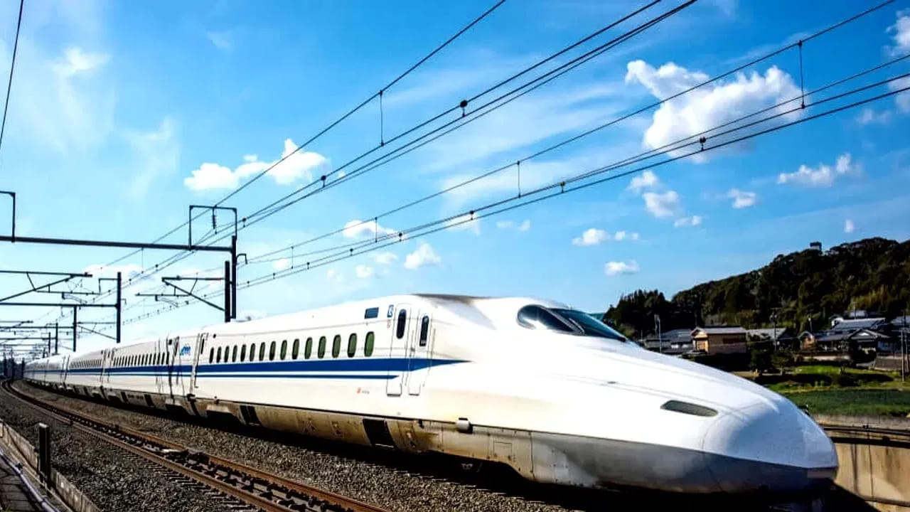 ముంబై-అహ్మదాబాద్‌తో పాటు పుణె-హైదరాబాద్, హైదరాబాద్-బెంగళూరు, హైదరాబాద్-చెన్నై, చెన్నై-బెంగళూరు, ఢిల్లీ-వారణాసి, వారణాసి-సిలిగురి బుల్లెట్ రైళ్ల ప్రాజెక్టును కేంద్రం ప్రకటించింది. ఈ కారిడార్లు పూర్తయితే బుల్లెట్ రైళ్లను ప్రవేశపెట్టనున్నారు. దీని వల్ల నగరాల మధ్య ప్రయాణం వేగవంతం కానుంది.