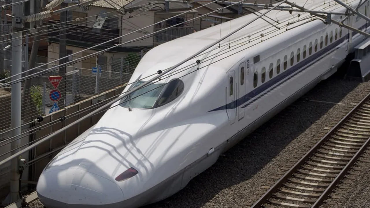 స్వదేశీ హైస్పీడ్ రైళ్లను అభివృద్ది చేయడం ద్వారా ఖర్చులు పెరుగుతాయి. అలాగే ఎగుమతులు, సాంకేతిక పురోగతికి కొత్త అవకాశాలు లభిస్తాయి. ఇందుకోసం డిజైన్, ఏరోడైనమిక్స్, భద్రతా ప్రమాణాలపై దృష్టి సారిస్తున్నారు. ప్రోటోటైప్‌ విషయంలో స్థిరమైన వేగంతో రైల్వేశాఖ పనిచేస్తోంది. ఇది పూర్తైన తర్వాత కఠిన పరీక్షలకు ఈ రైలు గురవుతుంది.
