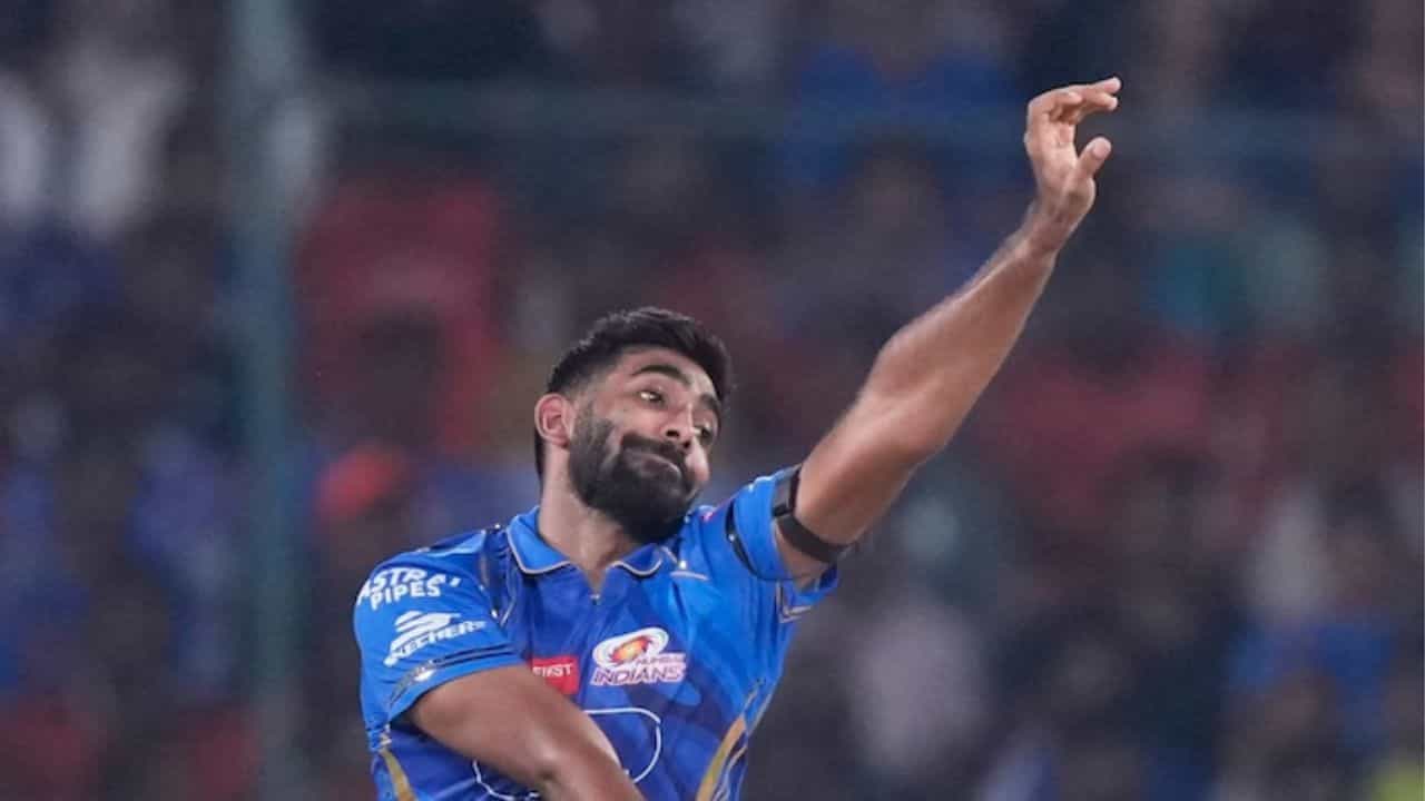 Jasprit Bumrah's IPL 2026 Wicket Drought: టీమిండియా పేసర్ జస్ప్రీత్ బుమ్రా ప్రపంచ క్రికెట్లోని అగ్రశ్రేణి బౌలర్లలో ఒకడు. బుమ్రా బౌలింగ్లో ఏ బ్యాట్స్మెన్ అయినా అంత సులభంగా పరుగులు చేయడం కష్టం. క్రీజులో నిలదొక్కుకోవడం కూడా కష్టమే. ఇలాంటి పరిస్థితుల్లో, 2026 ఐపీఎల్లో బుమ్రా ఇప్పటివరకు ఒక్క వికెట్ కూడా తీయకపోవడం ఆశ్చర్యకరం.
