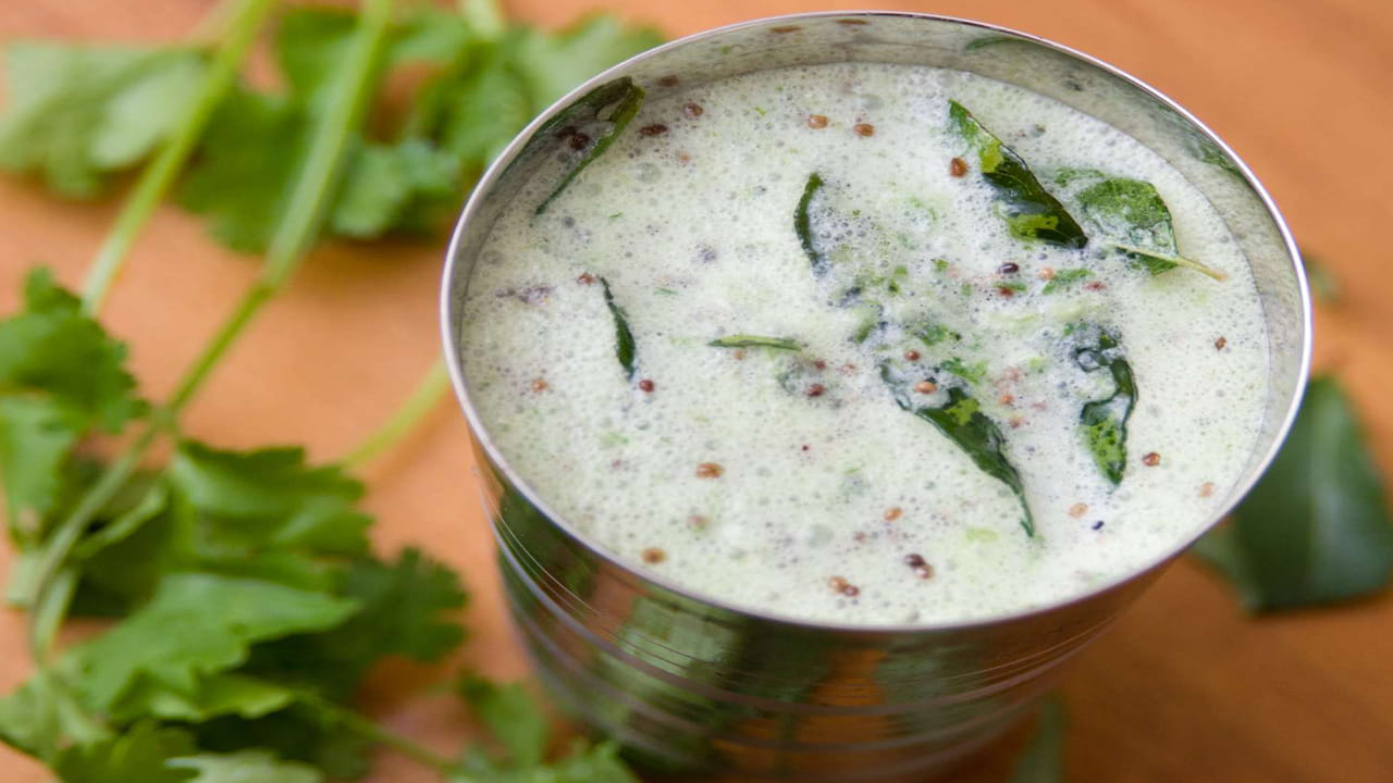 బరువు తగ్గడానికి సహకారం: మజ్జిగలో క్యాలరీలు చాలా తక్కువ, పోషకాలు ఎక్కువ. ఇది తాగడం వల్ల కడుపు నిండుగా ఉన్నట్లు అనిపిస్తుంది. దీనివల్ల మీరు అనవసరమైన స్నాక్స్ తీసుకోకుండా ఉంటారు. ఫలితంగా బరువు తగ్గడం సులభమవుతుంది. మజ్జిగ అనేది పెరుగు నుండి తయారు చేయబడిన, నీటి శాతం అధికంగా ఉండే ఒక ప్రోబయోటిక్ ఆహారం. పాలలో ఉండే అన్ని పోషకాలు మజ్జిగలో ఉంటాయి.

