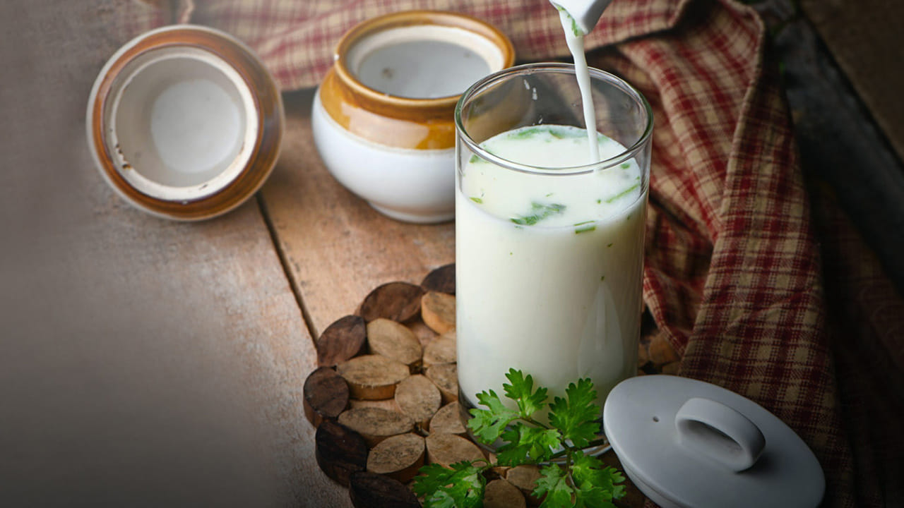 చర్మ సౌందర్యం: ఇది శరీరంలోని విషతుల్యాలను (Toxins) బయటకు పంపి, చర్మం, జుట్టు ఆరోగ్యాన్ని మెరుగుపరుస్తుంది. మజ్జిగలోని విటమిన్లు, ప్రోటీన్లు చర్మాన్ని లోపలి నుండి శుభ్రపరుస్తాయి. క్రమం తప్పకుండా మజ్జిగ తాగే వారిలో చర్మం కాంతివంతంగా మారుతుంది. ముఖంపై ముడతలు తగ్గుతాయి. మజ్జిగలో కొద్దిగా జీలకర్ర పొడి, సైంధవ లవణం లేదా అల్లం కలిపి తీసుకుంటే దాని రుచి, గుణాలు మరింత పెరుగుతాయి. రేపటి నుండి మీ రోజును ఒక గ్లాసు మజ్జిగతో ప్రారంభించి మార్పును మీరే గమనించండి.