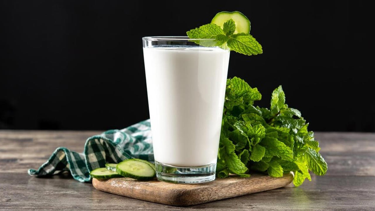  శరీరానికి చల్లదనం: వేసవి కాలంలో శరీరం త్వరగా వేడెక్కుతుంది. మజ్జిగ ఒక సహజ సిద్ధమైన కూలెంట్‌లా పనిచేస్తుంది. ఇది శరీర ఉష్ణోగ్రతను నియంత్రించి, వడదెబ్బ తగలకుండా కాపాడుతుంది. ఉదయాన్నే నిద్రలేచిన తర్వాత పరగడుపున మజ్జిగ లేదా నీళ్లు తాగడం శరీరానికి మంచిది. ఇది శరీరాన్ని చల్లబరుస్తుంది. తాజాగా అనిపించేలా చేస్తుంది. 