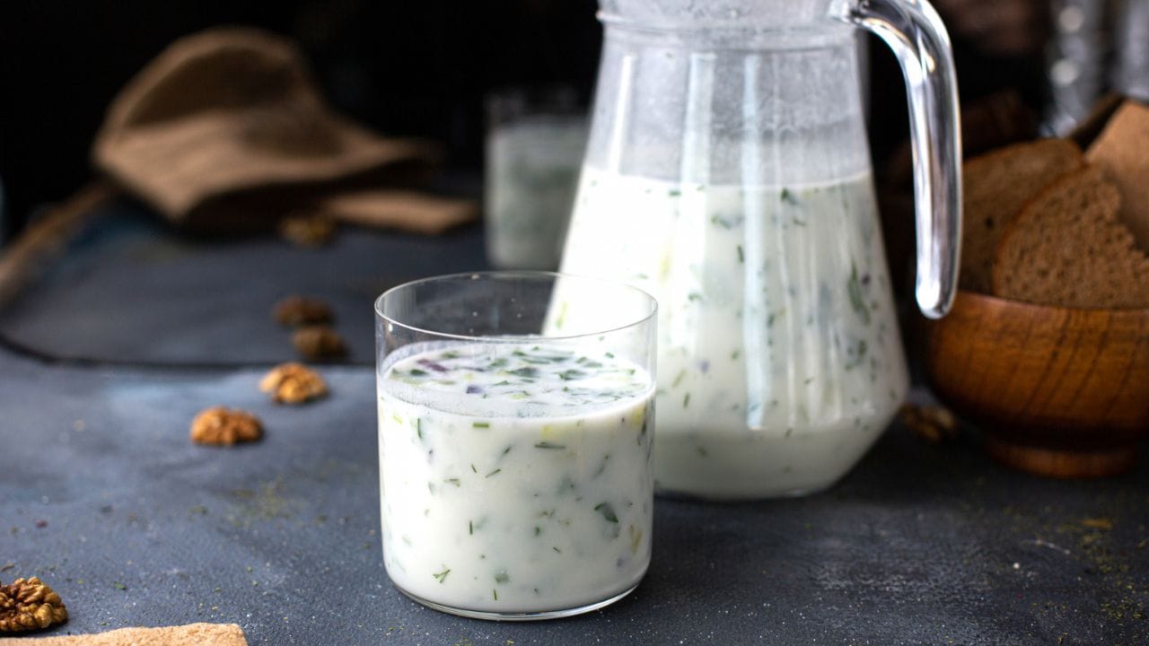  ఎండలు మండిపోతున్నప్పుడు శరీరం తేమను కోల్పోయి త్వరగా అలసిపోతుంది. ఈ సమయంలో చాలామంది మార్కెట్‌లో దొరికే కూల్‌డ్రింక్స్ తాగుతూ ఉంటారు. కానీ ఈ కృత్రిమ పానియాలతో పోల్చుకుంటే ప్రకృతి సిద్ధంగా లభించే పానీయాలే ఆరోగ్యానికి ఎంతో ప్రయోజనకరంగా ఉంటాయి. వాటిలో ముఖ్యంగా మజ్జిగ, లస్సీని తాగడం ఇంకా ప్రయోజనకరంగా ఉంటుంది. అయితే రెండింటిలో ఏది తాగడం మంచిదని చాలా మందిలో కొన్ని ప్రశ్నలు ఉండిపోయాయి. వాటికి సమాధానం ఇప్పుడు తెలుసుకుందాం.