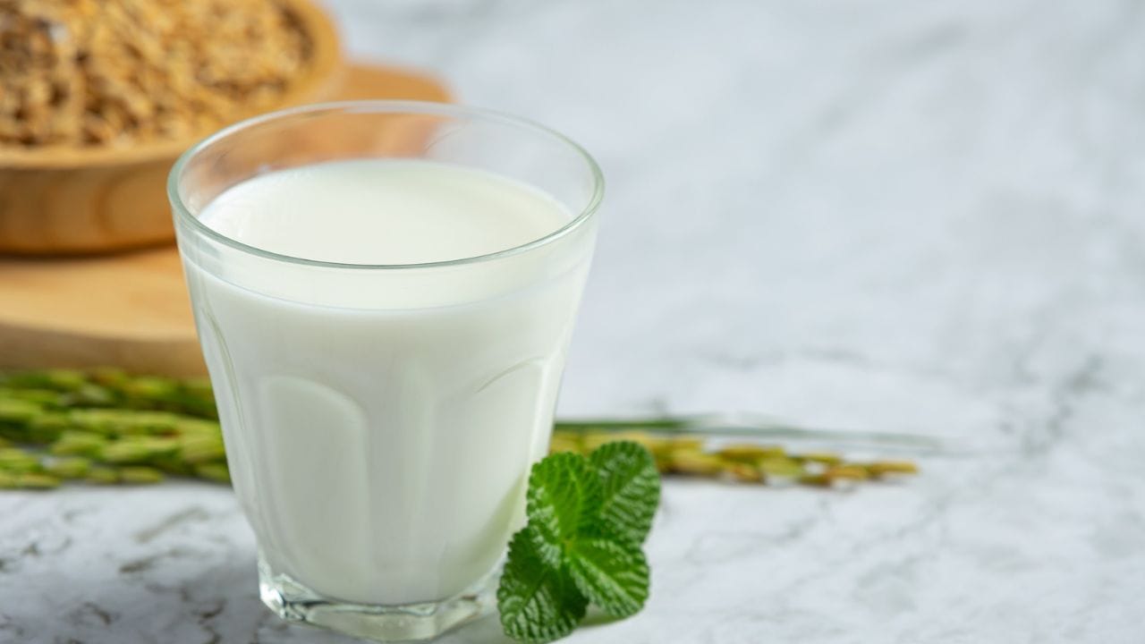 రెండింటిలో ఏది బెస్ట్‌: వేసవి కాలంలో డీహైడ్రేషన్ బారిన పడకుండా ఉండటానికి మజ్జిగ అత్యంత ఉత్తమమైన ఎంపిక. ఇది శరీరానికి అవసరమైన ఎలక్ట్రోలైట్లను అందిస్తూనే తేలికగా ఉంటుంది. అయితే మీకు తీపిగా రుచి కావాలి అనుకున్నప్పుడు రుచి కోసం లస్సీ తాగొచ్చు, కానీ అందులో చక్కెర తక్కువగా ఉండేలా చూసుకోవడం మంచిది. వీలైనంత వరకు ఇంట్లో తయారు చేసిన తాజా పానీయాలకే ప్రాధాన్యత ఇవ్వండి.(Note : పైన పేర్కొన్న అంశాలు కేవలం అవగాహన మేరకు మాత్రమే అందించబడినవి.. వీటిని TV9 దృవీకరించడం లేదు. వీటిపై మీకు సందేహాలు ఉంటే వైద్యులను సంప్రదించండి)