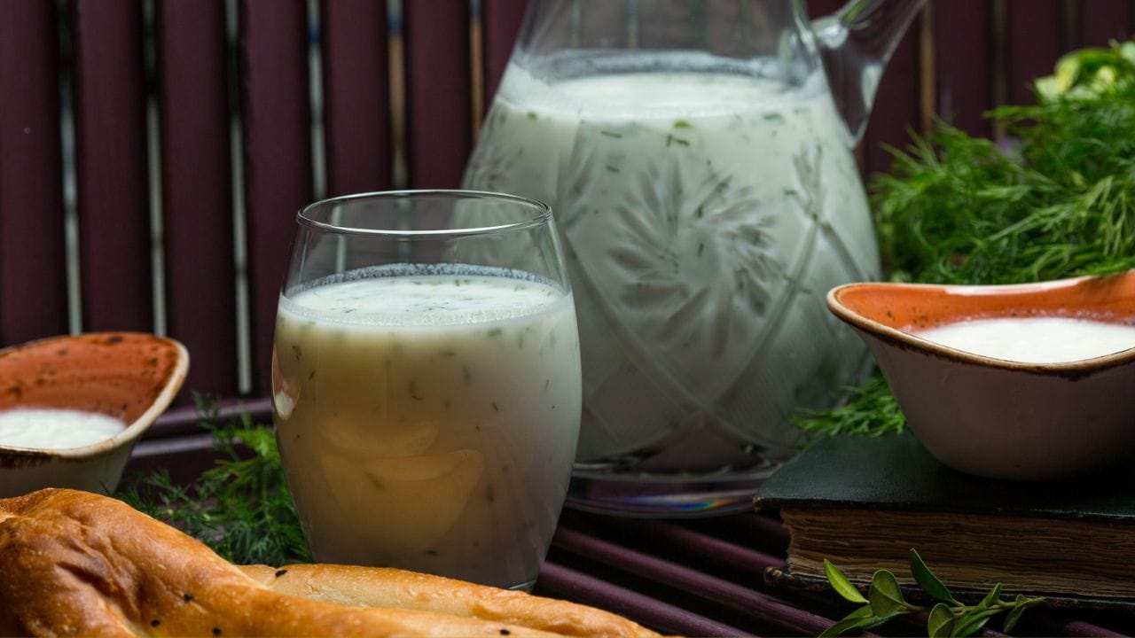 ఎండల తీవ్రత వల్ల చెమట ద్వారా శరీరం నుండి లవణాలు, నీరు బయటకు వెళ్లిపోతాయి. అందుకే కేవలం దాహం తీరడమే కాకుండా, శరీరానికి తక్షణ శక్తిని ఇస్తూనే, కడుపును చల్లబరిచే పానీయాలు ఈ కాలంలో చాలా అవసరం. ఈ విషయంలో లస్సీ, మజ్జిగ రెండు అద్భుతంగా పనిచేస్తాయి. 