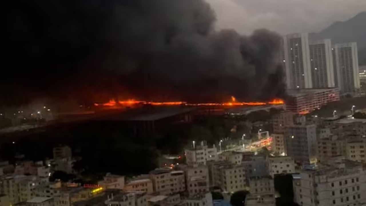 ఎలక్ట్రిక్ కార్ల పార్కింగ్ గ్యారేజీలో చెలరేగిన మంటలు.. కాలిబూదైన BYD కార్లు..! ఎలక్ట్రిక్ కార్ల పార్కింగ్ గ్యారేజీలో చెలరేగిన మంటలు.. కాలిబూదైన BYD కార్లు..!