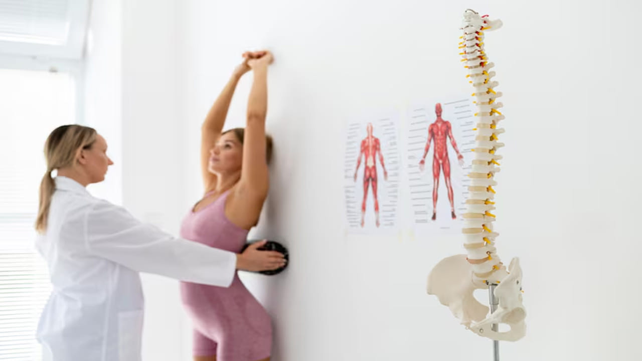 మఖానాలో ప్రోటీన్ సమృద్ధిగా ఉండటం వల్ల కండరాల పెరుగుదలకు తోడ్పడుతుంది. అలాగే ఫైబర్ ఎక్కువగా ఉండటం వల్ల జీర్ణక్రియ మెరుగుపడి మలబద్ధకం వంటి సమస్యలు తగ్గుతాయి. ఇది జీర్ణవ్యవస్థను శుభ్రపరుస్తుంది. తక్కువ కేలరీలు ఉండటం వల్ల బరువు తగ్గాలనుకునే వారికి ఇది మంచి స్నాక్.