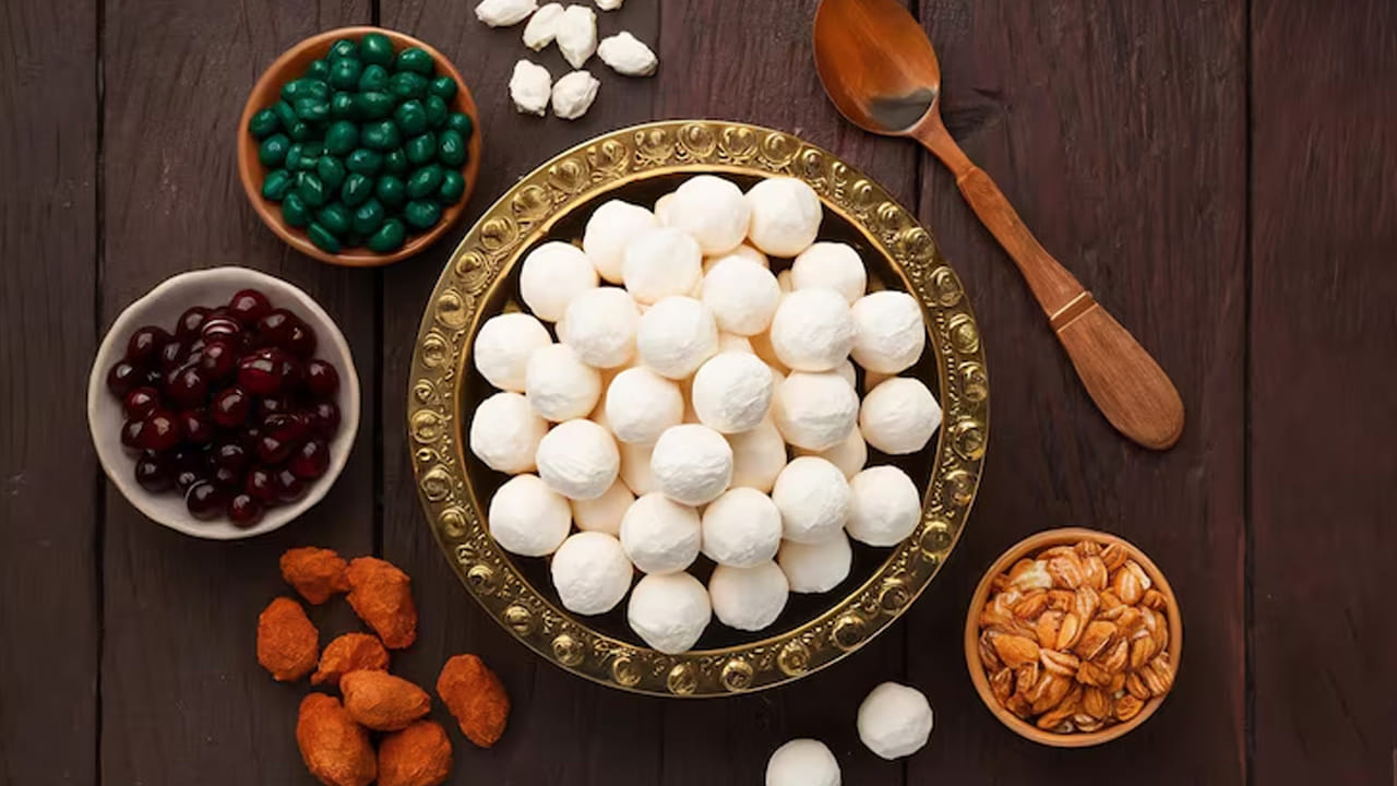 100 గ్రాముల మఖానాలో సుమారు 60 mg కాల్షియం ఉంటుంది. ఇది పళ్ళు, ఎముకల పటుత్వానికి ఎంతో అవసరం. పెరుగుతున్న పిల్లలకు, వయసు పైబడిన వారికి ఇది శక్తినిస్తుంది. పాలు, మఖానా కలిపి తినటం వల్ల రెట్టింపు లాభం. పాలలో కాల్షియం పుష్కలంగా ఉంటుందని మనకు తెలుసు, అయితే మఖానాలో కూడా కాల్షియం అధికంగా ఉంటుంది. ఈ రెండింటినీ కలిపి తీసుకున్నప్పుడు శరీరానికి అందే కాల్షియం శాతం పెరుగుతుంది. ఇది ఆస్టియోపోరోసిస్ వంటి ఎముకల వ్యాధుల నుండి రక్షణ ఇస్తుంది.