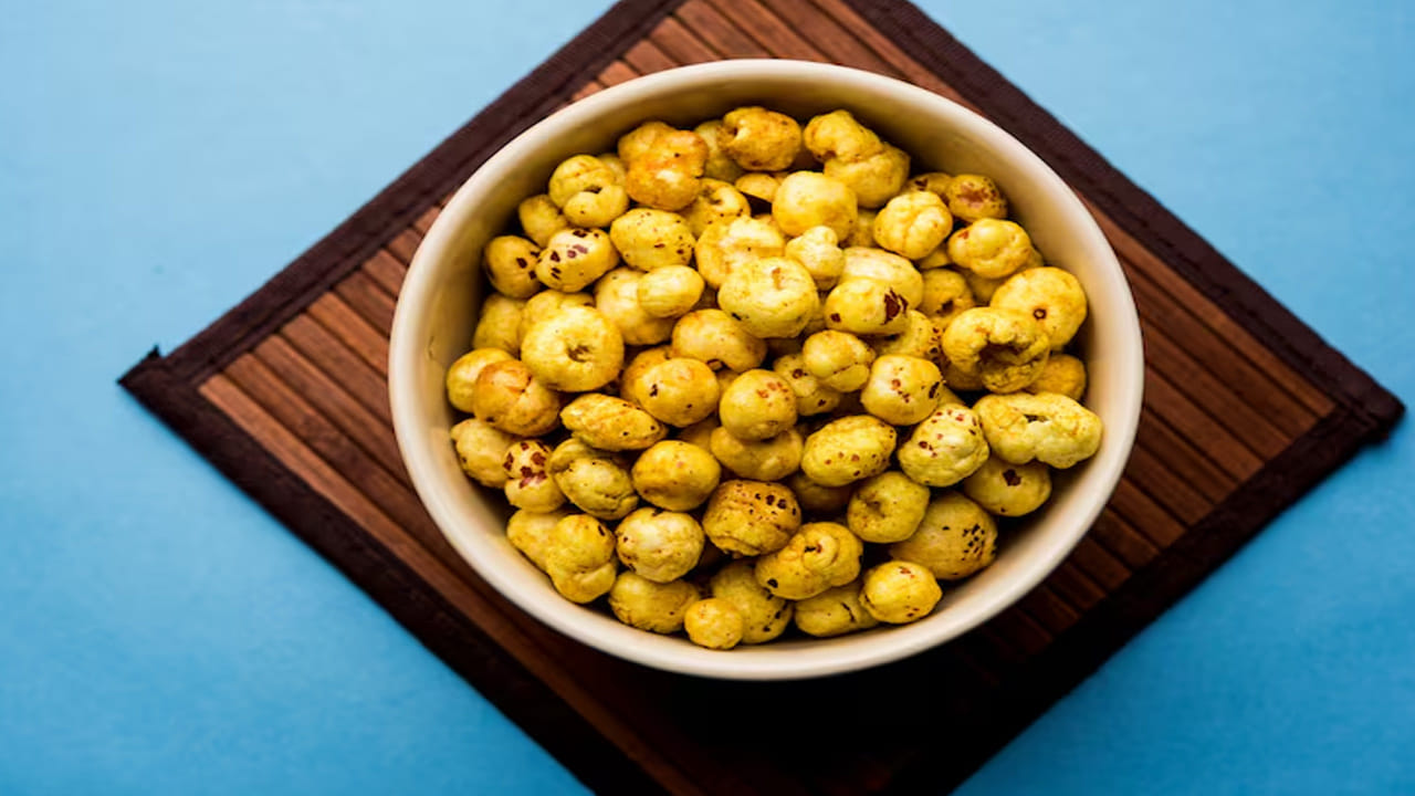 గుండె పనితీరును మెరుగుపరచడానికి, రక్తపోటును (Blood Pressure) అదుపులో ఉంచడానికి ఈ ఖనిజాలు సహాయపడతాయి. ఇందులో సోడియం చాలా తక్కువగా ఉండటం వల్ల బీపీ రోగులకు ఇది సురక్షితమైన ఆహారం.  మఖానాలో మెగ్నీషియం ఉంటుంది. ఇది రక్త ప్రసరణను మెరుగుపరుస్తుంది. పాలతో కలిపి తీసుకోవటం వల్ల పాలలో ఉండే పొటాషియం రక్తపోటును అదుపులో ఉంచుతుంది. తద్వారా గుండె జబ్బుల ప్రమాదం తగ్గుతుంది.