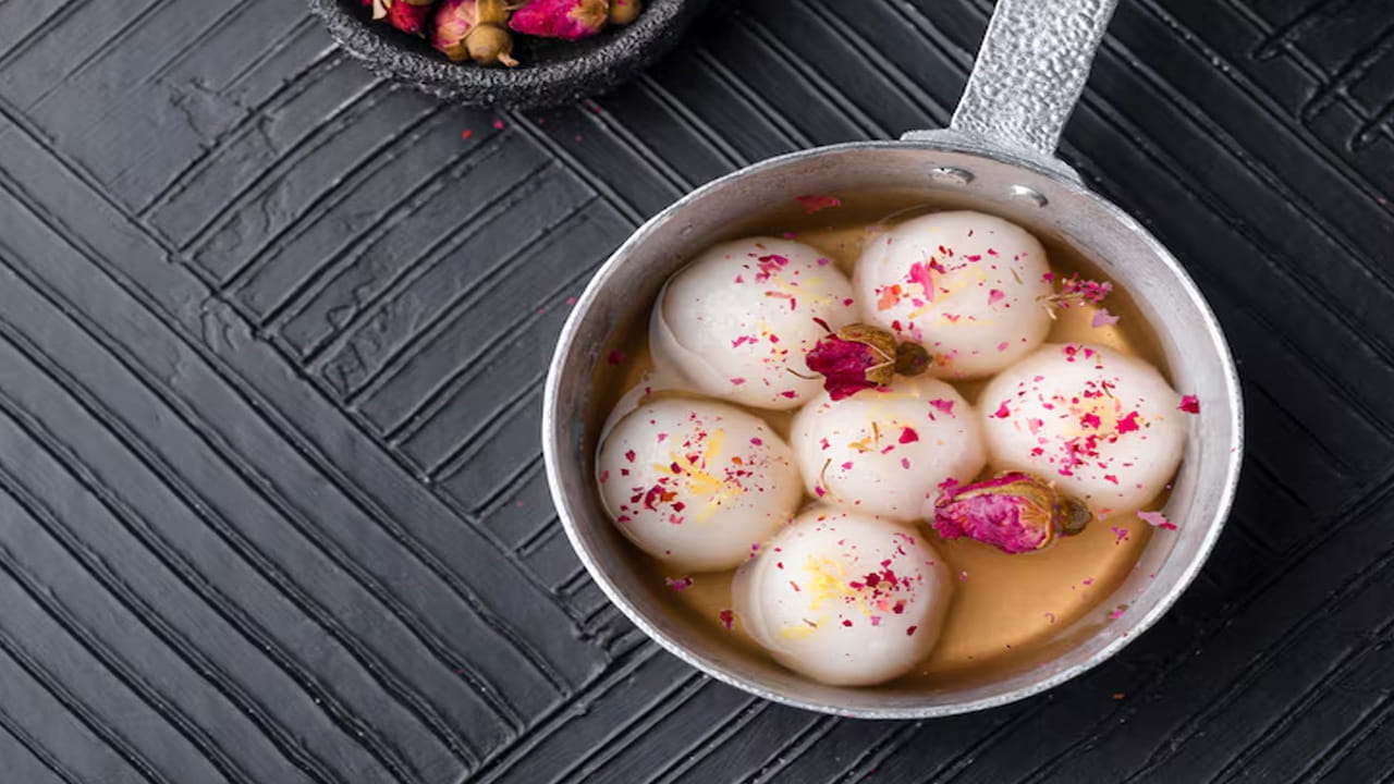 మఖానాలో ఉండే యాంటీ ఆక్సిడెంట్స్ శరీరంలోని ఫ్రీ రాడికల్స్‌తో పోరాడి వృద్ధాప్య ఛాయలు రాకుండా చేస్తాయి. ఇందులోని యాంటీ ఆక్సిడెంట్స్ చర్మంపై ముడతలు రాకుండా నిరోధిస్తాయి. చర్మం కాంతివంతంగా, యవ్వనంగా కనిపించేలా చేస్తాయి. మఖానాను కొద్దిగా నెయ్యిలో వేయించి, పైన ఉప్పు, మిరియాల పొడి చల్లుకుని స్నాక్‌గా తీసుకోవచ్చు. పాలలో ఉడికించి ఖీర్ లాగా కూడా తినవచ్చు. 