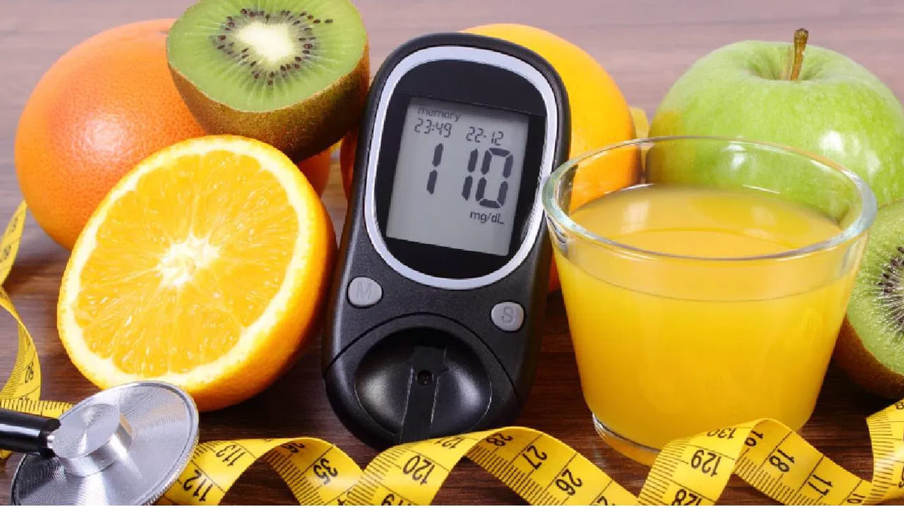 పండ్లు తినేటప్పుడు చేయకూడని పొరపాట్లు: మనం చేసే అతిపెద్ద పొరపాటు పండ్లను రసం రూపంలో తీసుకోవడం. పండ్లను రసం రూపంలో తీసుకోవడం వల్ల వాటిలోని పీచుపదార్థం పూర్తిగా నశిస్తుంది. దీనివల్ల చక్కెర నేరుగా రక్తంలో కలిసి స్థాయిలను పెంచుతుంది. కాబట్టి పండ్లను ముక్కలుగా కోసుకుని నమిలి తినడమే ఉత్తమం. సాధ్యమైనంత వరకు పండ్లను తొక్కతో సహా తినాలి. పీచుపదార్థం శరీరంలో చక్కెర శోషణను నెమ్మదింపజేస్తుంది.