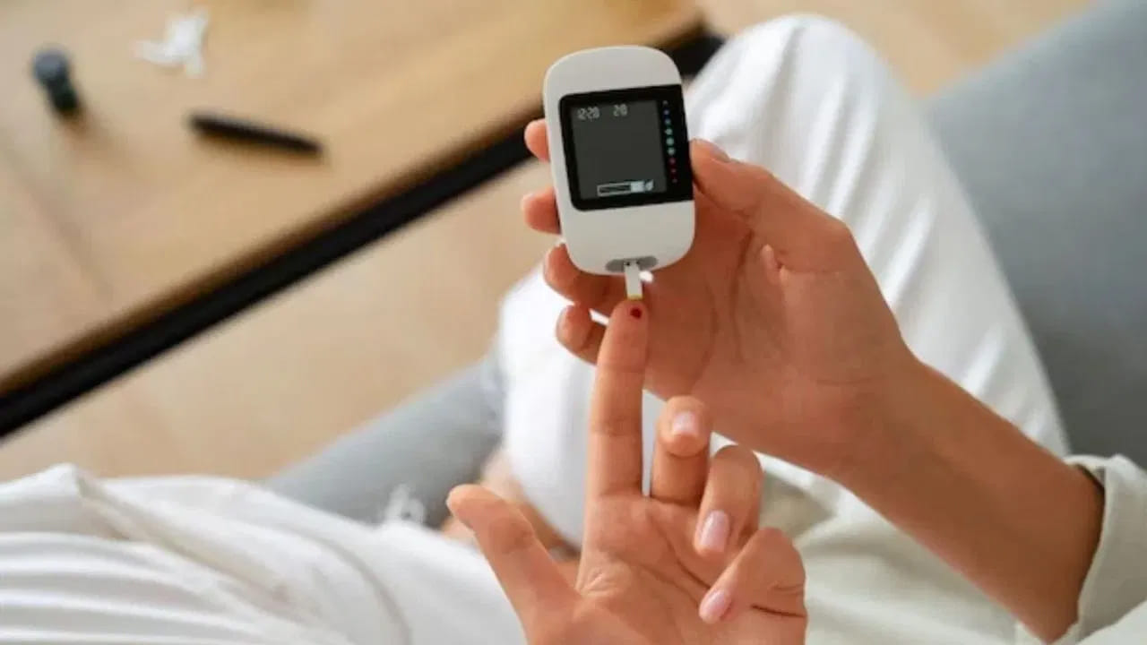 వేసవి పండ్లలో విటమిన్లు, యాంటీ ఆక్సిడెంట్లు పుష్కలంగా ఉంటాయి. ఇవి గుండె ఆరోగ్యానికి, జీర్ణక్రియకు ఎంతో మేలు చేస్తాయి. కాబట్టి భయపడి పండ్లను దూరం పెట్టకుండా.. పైన చెప్పిన విధంగా సమయం, పరిమాణం మరియు పీచు పదార్థం విషయంలో జాగ్రత్త పడితే మీ వేసవి తియ్యగా సాగిపోతుంది.
