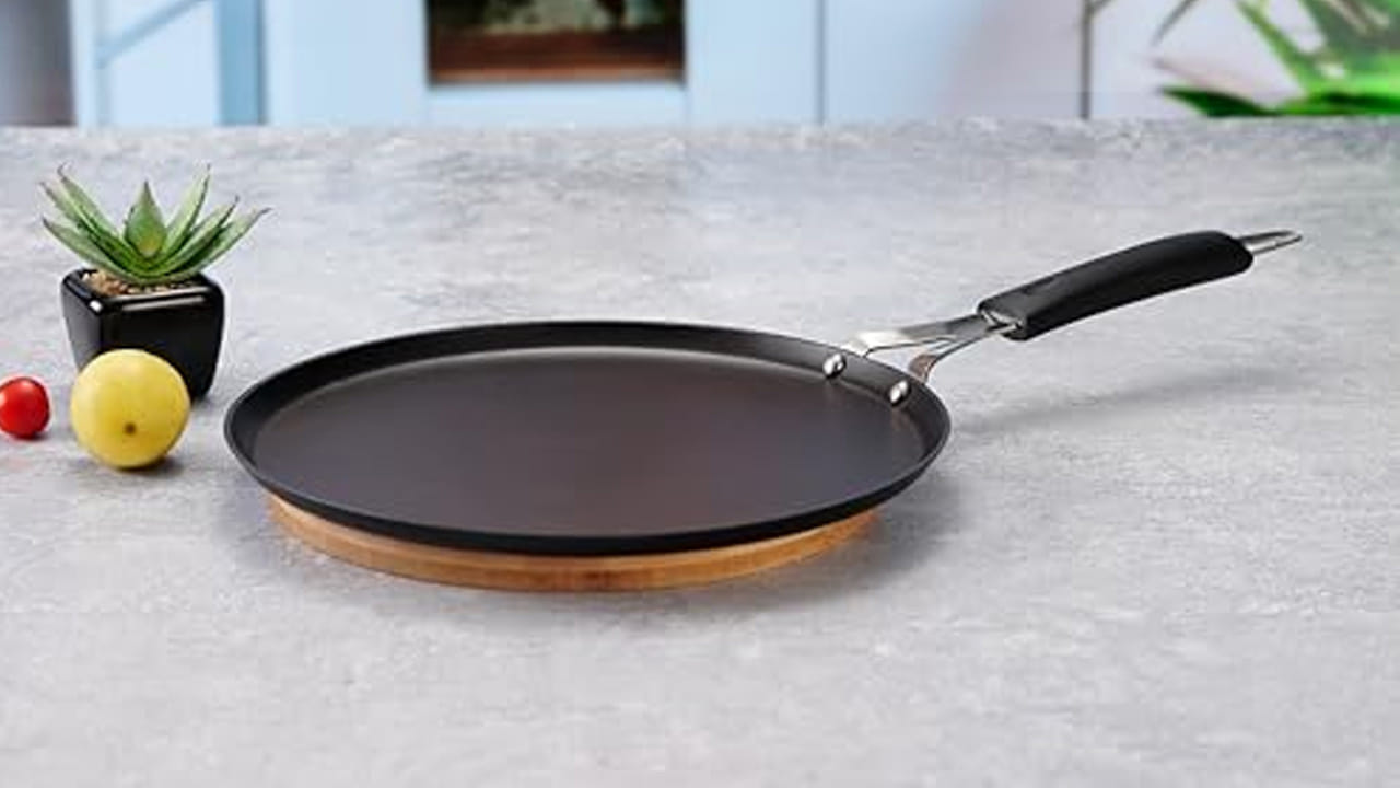  కార్బన్ స్టీల్ తవా (Carbon Steel Tawa):
ప్రొఫెషనల్ కుక్స్ ఎక్కువగా దీనిని వాడుతుంటారు. ఇది బరువు తక్కువగా ఉంటుంది. ఐరన్ తవా లాగే మంచి ఫలితాలను ఇస్తుంది. దోశ వేసే ముందు పెనం మరీ వేడిగా ఉండకూడదు. కొంచెం నీళ్లు చిలకరించి ఉష్ణోగ్రతను తగ్గించిన తర్వాత పిండి వేయాలి.