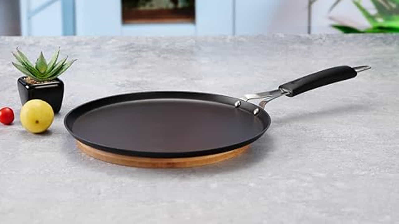 కార్బన్ స్టీల్ తవా (Carbon Steel Tawa):
ప్రొఫెషనల్ కుక్స్ ఎక్కువగా దీనిని వాడుతుంటారు. ఇది బరువు తక్కువగా ఉంటుంది. ఐరన్ తవా లాగే మంచి ఫలితాలను ఇస్తుంది. దోశ వేసే ముందు పెనం మరీ వేడిగా ఉండకూడదు. కొంచెం నీళ్లు చిలకరించి ఉష్ణోగ్రతను తగ్గించిన తర్వాత పిండి వేయాలి.