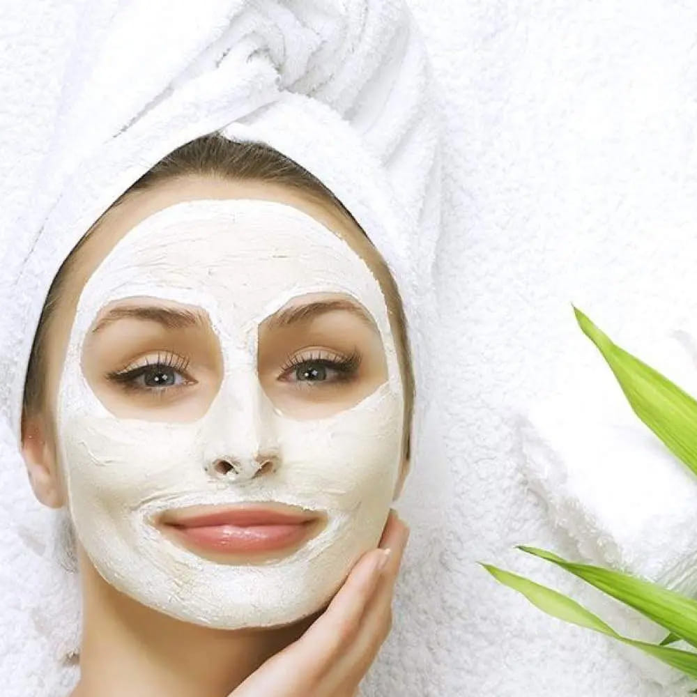 ముఖం అందంగా, కాంతివంతంగా, తెల్లగా మెరవాలని కోరుకునేవారికి బ్యూటీ పార్లర్ల చుట్టూ తిరగాల్సిన అవసరం లేదు. మన ఇంట్లో దొరికే కొన్ని సహజసిద్ధమైన వస్తువులను ఉపయోగించి చాలా సులభంగా చర్మ ఛాయను మెరుగుపరుచుకోవచ్చు. ఈ సులభమైన చిట్కాను కాస్త ఓపికగా పాటిస్తే మొటిమలు, నల్లని మచ్చలు, పిగ్మెంటేషన్ వంటి సమస్యలు తొలగిపోయి ముఖం కాంతివంతంగా మెరుస్తుంది.
