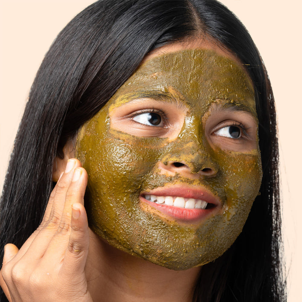 ముందుగా ఐదు నుంచి ఆరు వామాకులు మరియు ఒక స్పూన్ బియ్యాన్ని ఒక గిన్నెలో తీసుకుని, తగినంత నీటిని పోసి పొయ్యి మీద పెట్టి బాగా మరిగించాలి. ఈ నీటిని చల్లార్చి పక్కన పెట్టుకోవాలి. ఇప్పుడు ఒక బౌల్‌లో శనగపిండిని తీసుకుని, అందులో పావు స్పూన్ పసుపు కలపాలి. ఆ తరువాత, మరిగించి చల్లార్చిన వాము, బియ్యం నీటిని రెండు స్పూన్లు ఈ మిశ్రమంలో వేసి, పేస్ట్‌లా అయ్యేంత వరకు బాగా కలపాలి. ఈ విధంగా బాగా కలిపిన తర్వాత, ఈ మిశ్రమాన్ని ముఖానికి, మెడకు పట్టించాలి. పది నిమిషాలు అలా వదిలేసి, ఆ తర్వాత ముఖాన్ని గోరువెచ్చని నీటితో శుభ్రం చేసుకోవాలి.