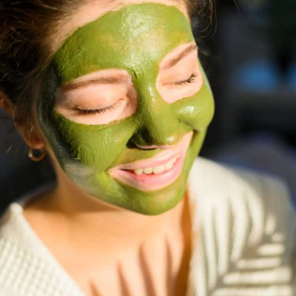 ఈ చిట్కాను వారంలో రెండుసార్లు పాటిస్తూ ఉంటే, ముఖం మీద నల్లని మచ్చలు, మొటిమలు, పిగ్మెంటేషన్ వంటి అన్ని రకాల సమస్యలు తొలగిపోయి ముఖం కాంతివంతంగా, తెల్లగా మెరిసిపోతుంది. వేసవి కాలంలో చెమట అధికంగా పట్టి ముఖం జిడ్డుగా మారే సమస్యకు కూడా ఈ చిట్కా చాలా బాగా సహాయపడుతుంది. చాలామంది వామాకులో కేవలం ఆరోగ్య ప్రయోజనాలు మాత్రమే ఉంటాయని భావిస్తారు, కానీ చర్మానికి ఎన్నో రకాలుగా సహాయపడే అద్భుతమైన గుణాలు వామాకులో ఉన్నాయి. కాబట్టి, ఈ సహజసిద్ధమైన చిట్కాను ప్రయత్నించి మెరిసే చర్మాన్ని పొందండి.
