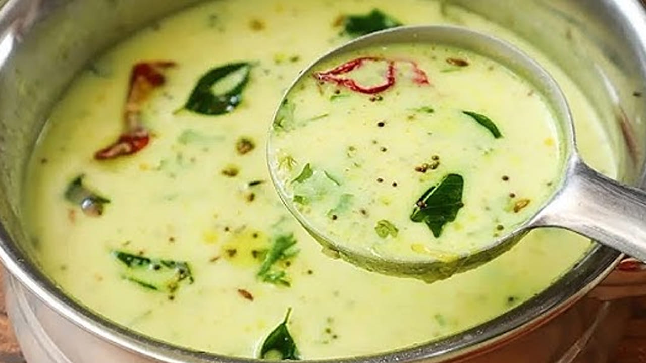 కావల్సిన పదార్దాలు : మూడు కప్పుల మజ్జిగ, ఒక కప్పు క్యారెట్ ముక్కలు, మూడు ఉల్లిపాయలు,ఐదు పచ్చిమిర్చి, అర టేబుల్ స్పూన్ పసుపు, రుచికి సరిపడా  ఉప్పు,  ఒక టేబుల్ స్పూన్  కొబ్బరి పొడి, అర టేబుల్ స్పూన్,  జీలకర్ర,  ఆవాలు, రెండు ఎండుమిర్చి, కరివేపాకు, నూనె, కొత్తిమీరను  తీసుకోవాలి. 