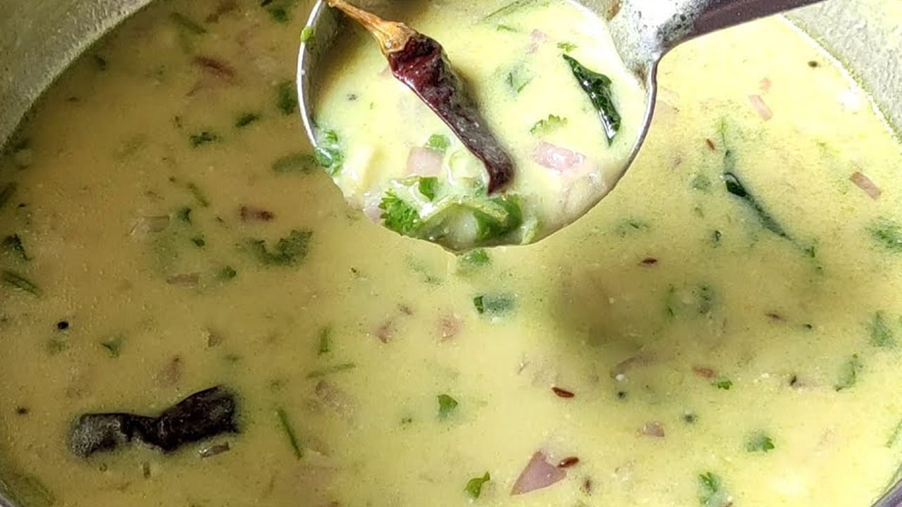 ముందుగా క్యారెట్ తీసుకుని నీటితో కడిగి ముక్కలు చేసి, పసుపు, ఉప్పుతో ఉడికించాలి. ఇక ఇప్పుడు కొబ్బరి, జీలకర్రను మెత్తగా పట్టుకోవాలి. ఆ తర్వాత  కవ్వంతో  దానిని తిప్పుకోవాలి. 