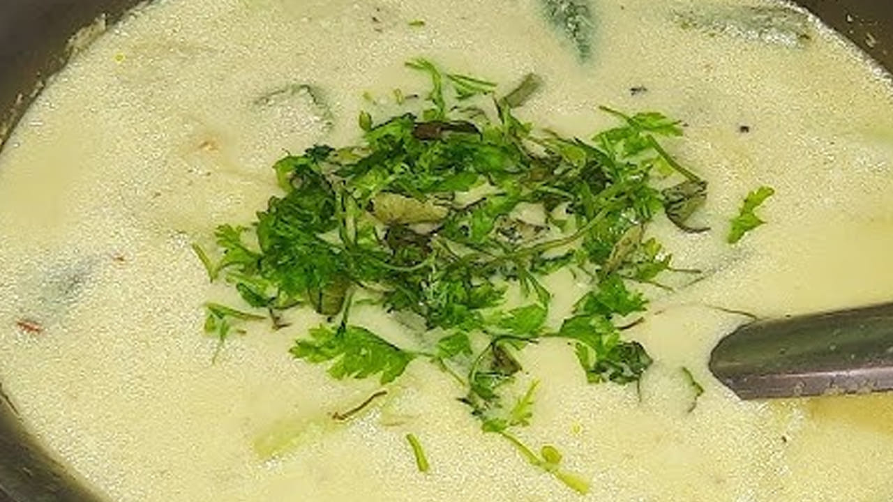 ఇప్పుడు ఉడుకుతున్నముఖాల్లో ఈ మజ్జిగను పోసి సన్నని మంటపై వేయించాలి మరి బాగా మరిగించకండి. కొద్దిగా వేడయ్యే వరకు స్టవ్ మీదే ఉంచండి. ఇలా చేస్తే మంచి రుచి ఉంటుంది. 
