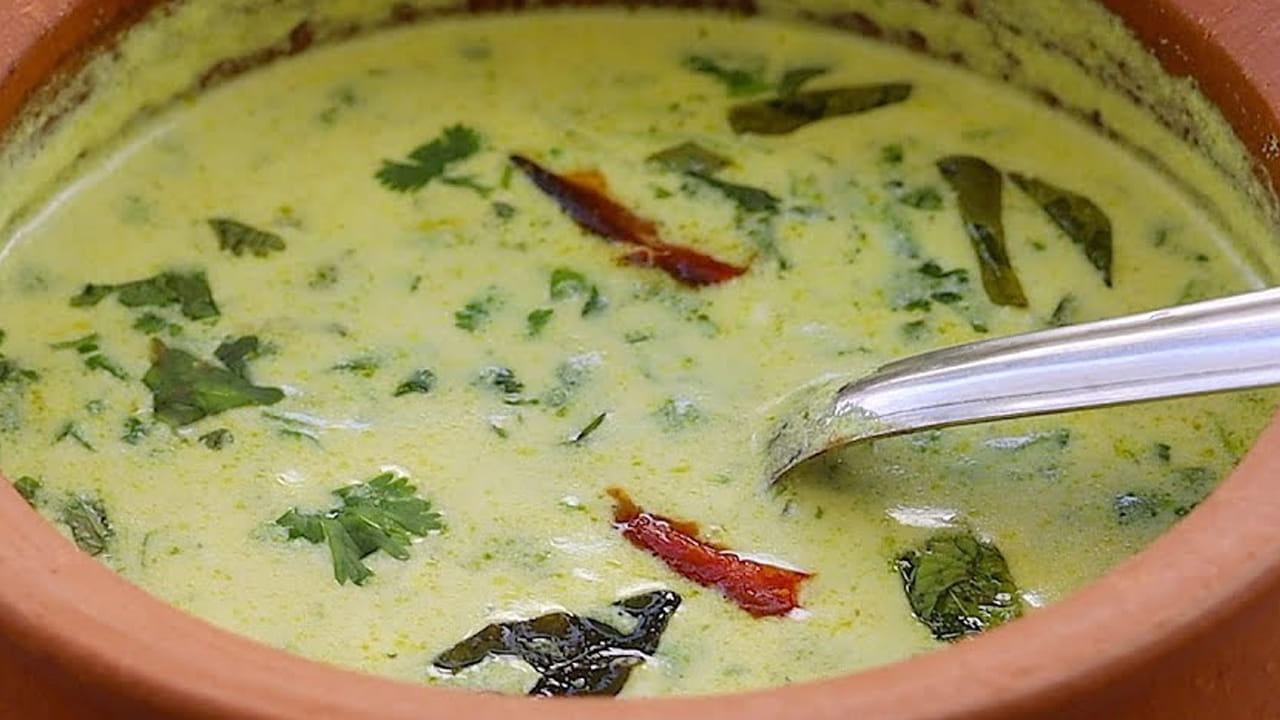 
ఇప్పుడు గ్యాస్ వెలిగించి పాన్‌ తీసుకుని దానిలో కొద్దిగా ఆయిల్ చేసి, అర టేబుల్ స్పూన్ ఆవాలు, జీలకర్ర, కరివేపాకును వేసి పోపు  పెట్టుకుని దీనిలో బాగా  కలుపుకోవాలి.