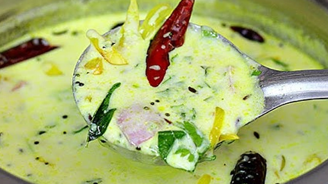 అంతే వేడి వేడి క్యారెట్ మజ్జిగ పులుసు  రెడీ. దీనిని వేడి వేడి అన్నంలో  తింటే రుచి  సూపర్ ఉంటుంది. ఈ మజ్జిగ పులుసు ఇడ్లీల్లో కూడా బాగుంటుంది. వేసవిలో తగిలే వడ దెబ్బకు ఇది బెస్ట్ రెసిపీ