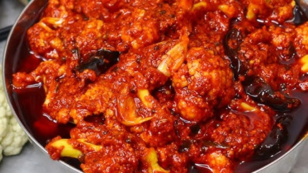 ముందుగా క్యాలీఫ్లవర్ తీసుకుని దానిని బాగా కడిగి ముక్కలు కట్ చేసి వేడి నీళ్ళలో రెండు నిమిషాలు ఉంచి శుభ్ర పరిచి 
గిన్నెలో పెట్టుకోవాలి. ఇలా చేస్తే ఏమైనా పురుగులు ఉన్నా పోతాయి.                                             
