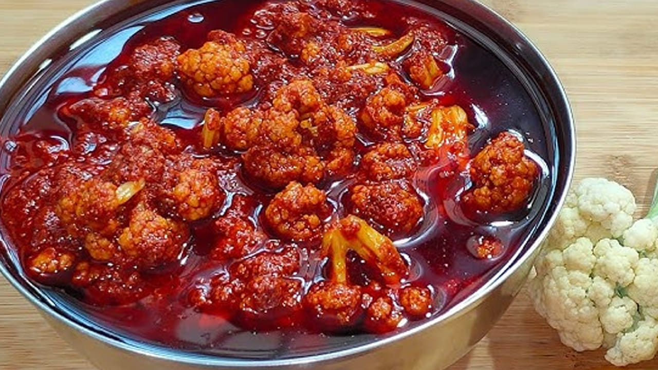 
పాన్‌లో ఆయిల్ వేసి క్యాలీఫ్లవర్ ముక్కలు వేసి వీటిని రంగు మారే వరకు బాగా వేయించాలి. ఇంకా ఆ తరవాత ఒక గిన్నెలో ఈ క్యాలీఫ్లవర్ ముక్కలు వేసి చేతితో నూరుతూ చిన్న ముద్దలాగా చేసుకోవాలి. 