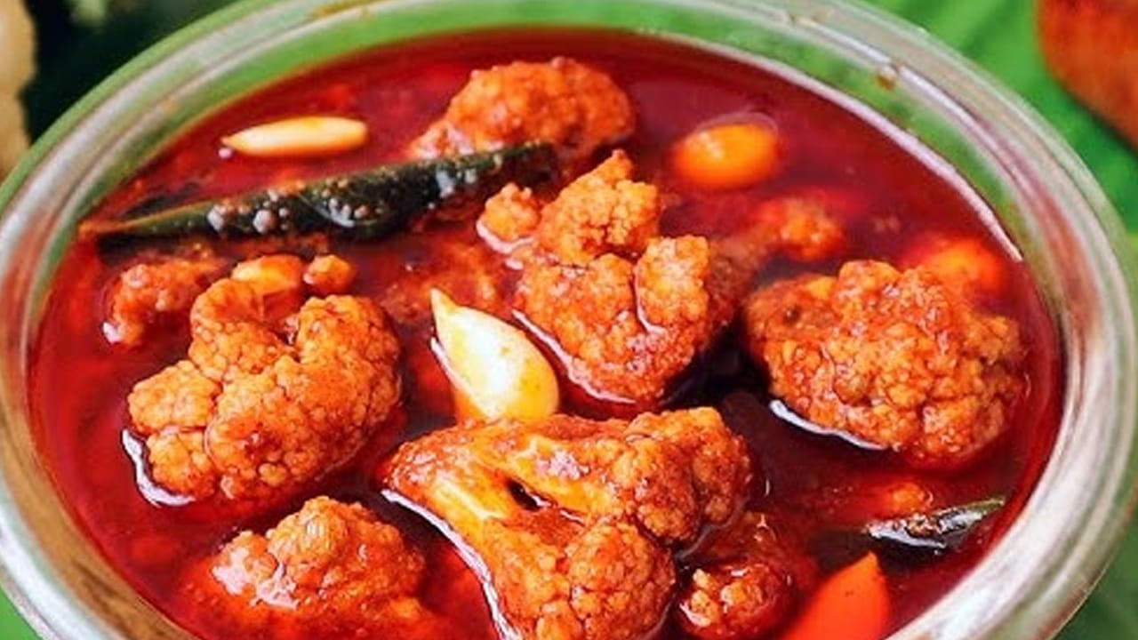 
 ఆ తరవాత  దీనిలో కట్ చేసిన ఉల్లిపాయ, నాలుగు పచ్చిమిర్చి, రెండు వెల్లుల్లి, కొద్దిగా ఉప్పు, అర టేబుల్ స్పూన్  పసుపు వేసి చేతితోనే వాటిని మిక్స్ అయ్యేలా బాగా కలపాలి.