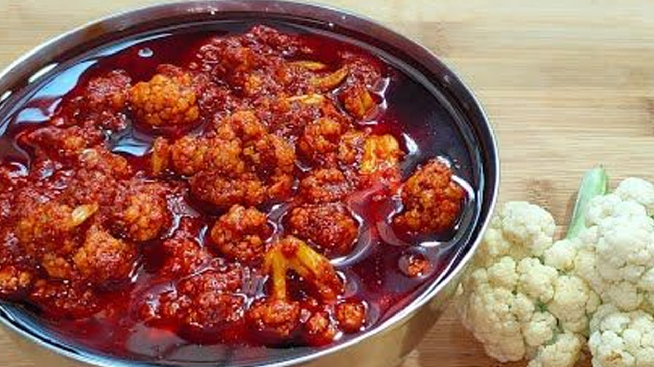 చివర్లో ఒక టేబుల్ స్పూన్ నిమ్మరసం, అర కట్ట కొత్తిమీర వేసి మిక్స్ అయ్యేలా కలపాలి. పాన్‌లో ఉన్న పోపును తీసుకుని పచ్చడి మీద  పోయాలి. అంతే వేడి వేడి  క్యాలీఫ్లవర్ చేతి పచ్చడి రెడీ. దీని కోసం ఏ రోలు కూడా అవసరం లేదు. 