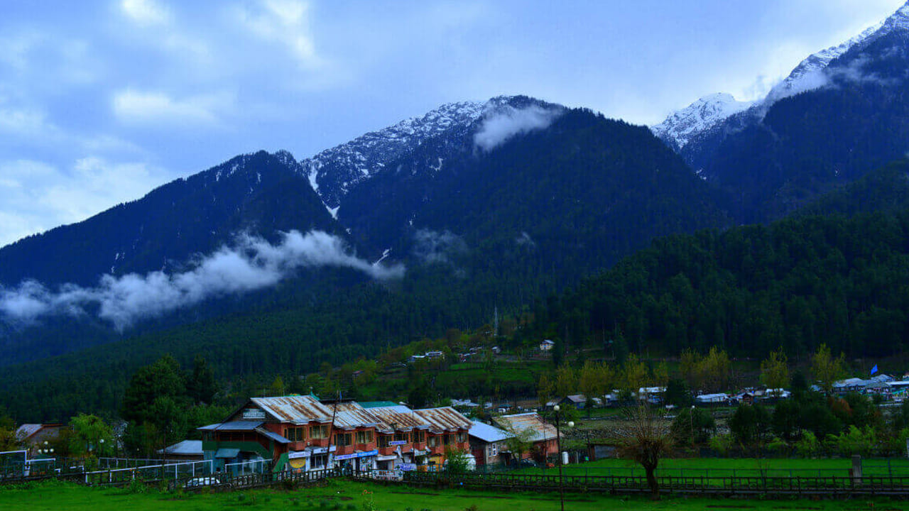 కూనూర్ : ఊటీకి కాస్త దూరంలో ఉండే కూనూర్ గురించి కూడా ప్రత్యేకంగా చెప్పాల్సిన పని లేదు. తక్కువ జనసందోహం, అందమైన కొండలు,  ఆకాశాన్ని అందుకున్నాయా అనేలా మేఘాలను తాకిన హిల్ స్టేషన్స్ చూస్తూ ఆనందంగా గడపాలి అని ఎవరు అనుకోరు. చాలా మంది ఫేవరెట్ ప్లేస్ ఇది. ఇక ఇక్కడ కంగనా రనౌత్ నటించిన సినిమాల షూటింగ్ కూడా జరిగింది. చాలా మంది ముద్దుగుమ్మలు ఇక్కడికి వెళ్లి ఎంజాయ్ చేస్తుంటారు.