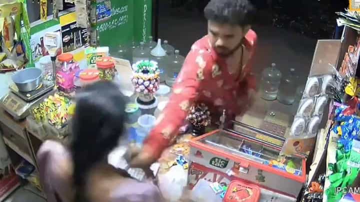 Viral Video: ఎంతకు తెగించావురా..! విక్స్ బిళ్ళ కోసం వచ్చి, బంగారు గొలుసు తెంచుకునిపోయాడు..! Viral Video: ఎంతకు తెగించావురా..! విక్స్ బిళ్ళ కోసం వచ్చి, బంగారు గొలుసు తెంచుకునిపోయాడు..!