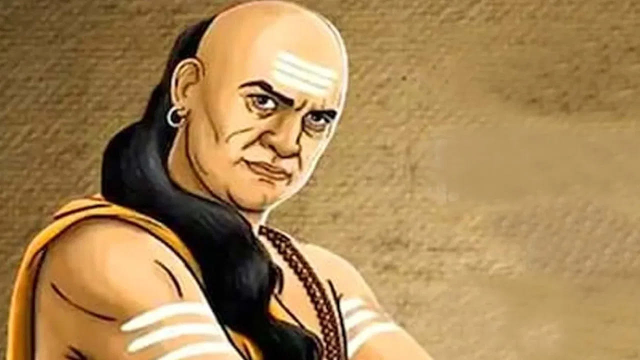 ఆ చార్య చాణక్యుడు చెబుతూ , డబ్బు చాలా అవసరం, అలాగే అది ఇప్పటికే కాదు, ఎప్పటికైనా అవసరం అవుతుంది. అందుకే ఆర్థిక ప్రణాళికలు రూపొందించుకొని, ప్రతి రోజూ తప్పకుండా కొంత డబ్బును పొదుపు చేసుకోవాలి. ఇది మీకు చాలా మేలు చేస్తుంది. అందుకే డబ్బు పొదుపు చేసుకోవడం చాలా ముఖ్యం అని చాణక్య నీతి చెప్తుంది.