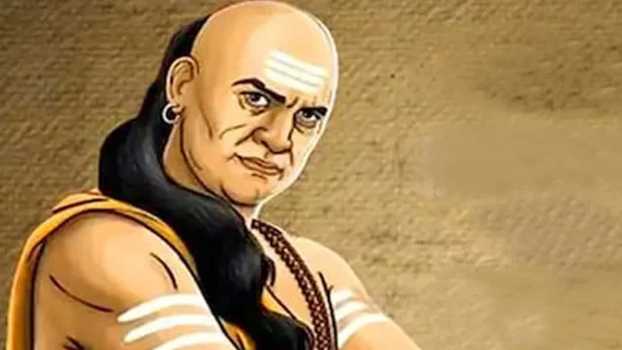 ఆ చార్య చాణక్యుడు చెబుతూ , డబ్బు చాలా అవసరం, అలాగే అది ఇప్పటికే కాదు, ఎప్పటికైనా అవసరం అవుతుంది. అందుకే ఆర్థిక ప్రణాళికలు రూపొందించుకొని, ప్రతి రోజూ తప్పకుండా కొంత డబ్బును పొదుపు చేసుకోవాలి. ఇది మీకు చాలా మేలు చేస్తుంది. అందుకే డబ్బు పొదుపు చేసుకోవడం చాలా ముఖ్యం అని చాణక్య నీతి చెప్తుంది.