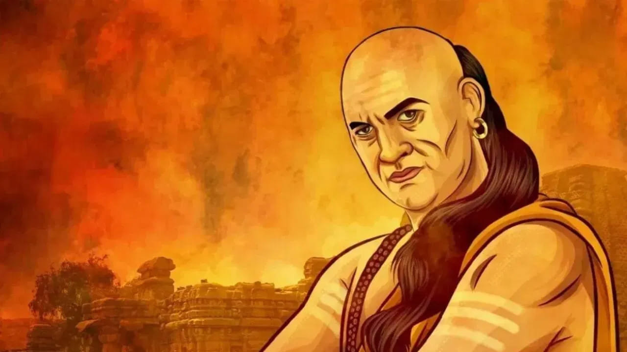 దానం చాలా గొప్పదని చాణక్యుడు చెబుతున్నాడు. అయితే, దానధర్మాలు చేసే ఆ మనిషి పేదరికంలో ఉండరు. అలాగే, లక్ష్మీదేవి ఆశీస్సులను కూడా పొందుతారు. ఇంకా డబ్బు మాత్రమే కాకుండా ఆహారానికి కూడా లోటు లేకుండా ఉంటుంది. ఇలా ఇతరులకు చేసే సాయం ఆ వ్యక్తి తన లైఫ్ లో గౌరవం పెరుగుతుందని చాణక్యుడు అంటున్నారు.