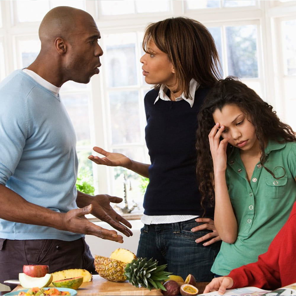 రెండో సంకేతం: కారణం లేని గొడవలు.
ఒక వ్యక్తి నాశనం అవ్వడానికి శత్రువులు బయట ఉండక్కర్లేదు, ఇంట్లో పెరిగే కలహం చాలు అని చాణక్యుడు అన్నారు. సంపద మరియు సంతోషం ఉన్న ఇంట్లో అకస్మాత్తుగా గొడవలు మొదలయ్యాయంటే అది చెడు కాలానికి బలమైన సూచన. శాంతి, ప్రేమ ఉన్నచోట లక్ష్మీదేవి స్థిరంగా ఉంటుందని, కానీ చిన్న చిన్న విషయాలకే కుటుంబ సభ్యులు అరుచుకోవడం, నిందించుకోవడం మొదలుపెడితే లక్ష్మీదేవి అక్కడ ఉండదని ఆయన వివరించారు. చెడు కాలం వచ్చే ముందు మనిషి ఆలోచనా విధానం మారి, "వినాశకాలే విపరీత బుద్ధి" అన్నట్లుగా బుద్ధి వంకరగా మారుతుంది. ఇంట్లో గొడవలు జరిగే వ్యక్తి బయట సమాజంలో గౌరవం పొందలేడు, పని మీద దృష్టి పెట్టలేడు, దీనివల్ల వ్యాపారంలో నష్టాలు లేదా ఉద్యోగంలో సమస్యలు వస్తాయి. అంటే, గొడవలనేవి ఆర్థిక పతనానికి మొదటి మెట్టు. గొడవలు మొదలైనప్పుడు ఎవరు తప్పు చేశారో వెతకడం కంటే మౌనం పాటించడం శ్రేయస్కరం అని చాణక్యుడు సూచించారు.
