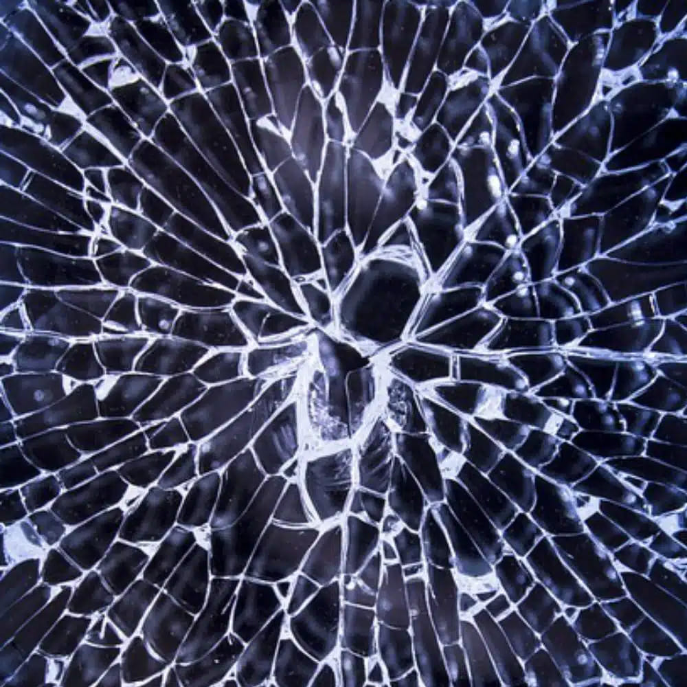 నాలుగో సంకేతం: అద్దం పగిలిపోవడం లేదా గాజు వస్తువులు పగిలిపోవడం.
సాధారణంగా ఏదైనా వస్తువు పగలడం ఒక ప్రమాదంగా చూసినా, చాణక్యుడి ప్రకారం ఇంట్లో అకస్మాత్తుగా లేదా పదేపదే అద్దాలు, గాజు వస్తువులు పగిలిపోవడం వెనుక లోతైన ఆధ్యాత్మిక, జ్యోతిష్య కారణాలు ఉన్నాయి. గాజు వస్తువులు పగిలితే అది లక్ష్మీదేవి ఆగ్రహానికి లేదా రాబోయే భారీ ఆర్థిక నష్టానికి సంకేతం. ముఖ్యంగా వ్యాపారం చేసేవారు లేదా కొత్త పనులు మొదలుపెట్టేవారు ఇలాంటివి జరిగినప్పుడు చాలా జాగ్రత్తగా ఉండాలి. పగిలిన అద్దం విరిగిన మనసుకి చిహ్నం. కుటుంబ సభ్యుల మధ్య సంబంధాలు దెబ్బతినడం లేదా అపార్థాలు రావడం వంటివి దీనివల్ల జరుగుతాయి. వస్తువులు పదేపదే పగులుతున్నాయంటే ఇంట్లో ఉన్నవారు మానసిక ఒత్తిడిలో ఉన్నారని లేదా దేనిపైనో ఏకాగ్రత కోల్పోయారని, ఈ అజాగ్రత్తే భవిష్యత్తులో పెద్ద ప్రమాదాలకి దారి తీస్తుందని చాణక్యుడు చెప్పారు.
