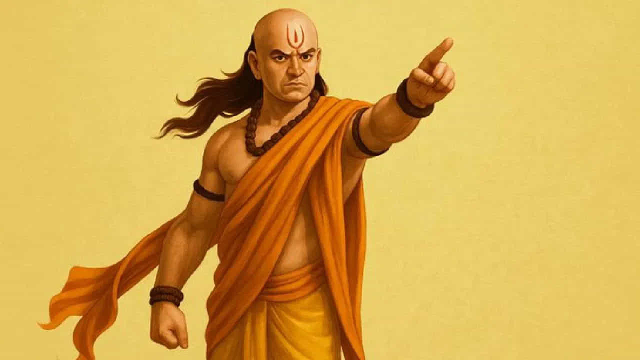 ఆచార్య చాణక్యుని నీతి 3: యజమాని ఉద్యోగి మాట్లాడే సమయంలో మధ్యలో అస్సలు వెళ్ళకూడదు. ఎందుకంటే, ఇవి అధికారికమైనవిగా ఉంటాయి. కాబట్టి, మధ్యలో మాట్లాడటం మంచిది కాదు, అది పద్ధతి కూడా కాదు. అవసరమైతే తప్ప లేదంటే అక్కడి నుంచి ఇతరులు దూరంగా వెళ్లిపోవడమే మంచిది. అనుమతి తీసుకుని మాట్లాడండి 
