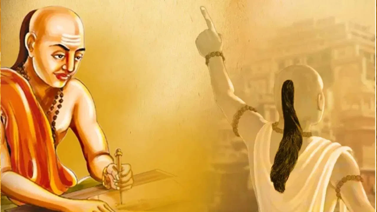 3. ఆర్థిక జాగ్రత్త – భవిష్యత్తు కోసం సిద్ధత..
జీవితంలో అనుకోని పరిస్థితులు ఎప్పుడైనా రావచ్చు. అందుకే అవసరానికి ఉపయోగపడేలా పొదుపు చేసుకోవడం అవసరం. కుటుంబ అవసరాలు, అత్యవసర పరిస్థితుల్లో ఆ ధనం ఉపయోగపడాలి. కానీ అత్యంత సంక్షోభ సమయంలో మన ప్రాణ రక్షణకు ప్రాధాన్యత ఇవ్వాలి. ప్రాణం ఉంటేనే మిగతా సంపదను, జీవితాన్ని తిరిగి నిర్మించుకోవచ్చు.
