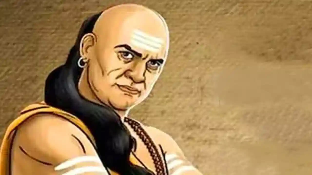 ఆచార్య చాణక్యుడు తన చాణక్య నీతి శాస్త్రం  గ్రంథంలో సహనం, మాటల నియంత్రణ, వివేకం గురించి ఎంతో లోతుగా వివరించాడు. ఆయన అభిప్రాయం ప్రకారం సహనం ఉన్న వ్యక్తి జీవితంలో తప్పకుండా విజయాన్ని సాధిస్తాడు. తొందరపాటు,   నియంత్రణ లేని మాటలు మనకు పెద్ద సమస్యలను తెచ్చిపెడతాయి. అందుకే మాట్లాడే ముందు సమయం, సందర్భం, ఎదుటివారి పరిస్థితిని బాగా అర్థం చేసుకోవాలి. కొన్ని సందర్భాల్లో మౌనం అనేది అత్యుత్తమ సమాధానం అని చాణక్యుడు సూచించాడు.
