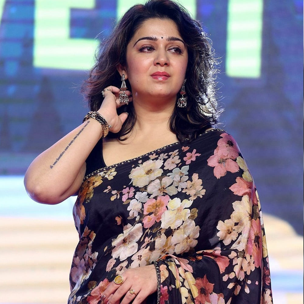 చార్మికి మంచి గ్రాస్పింగ్ సామర్థ్యం, ఎమోషనల్ అభినయం, అందమైన కళ్ళు, ఆకట్టుకునే ఫిజిక్ ఉన్నాయని తెలిపారు. అలాగే, ఆమె ఒక మంచి డ్యాన్సర్ అని, ఆమెలో ఒక ప్రత్యేకమైన జోష్, ఎనర్జీ ఎల్లప్పుడూ ఉంటాయని ఆయన అన్నారు. ఇన్ని ప్రతిభలు ఉన్నప్పటికీ, ఆమె కెరీర్ అనుకున్నంత విజయవంతం కాకపోవడం ఒక మిరాకిల్ వంటిదని, దీనికి కారణం అదృష్టం తప్ప మరొకటి కాదని కృష్ణవంశీ చెప్పారు. తాను వ్యక్తిగతంగా చార్మికి మద్దతుగా నిలిచానని, ఆమె కెరీర్ కోసం రెండు, మూడు సార్లు ప్రయత్నించానని దర్శకుడు వెల్లడించారు. 